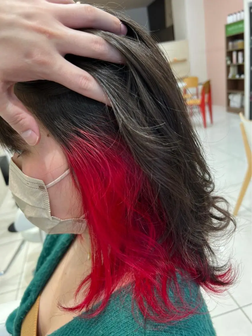 ミディアム カラー インナーカラー レッドカラー 玉城 和磨のヘアスタイル