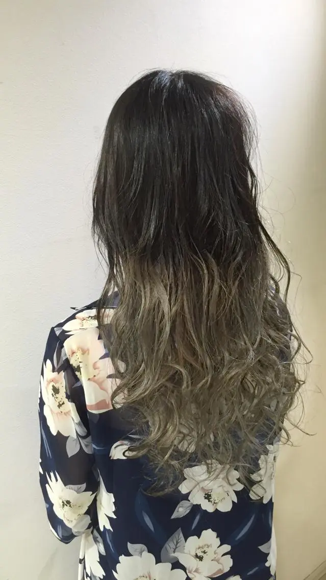 ロング カラー 黒髪 ブルーカラー ブルーブラック グラデーションカラー グレージュ ヘアカラー トリートメント Agu hair 清尾 浩昭のヘアスタイル