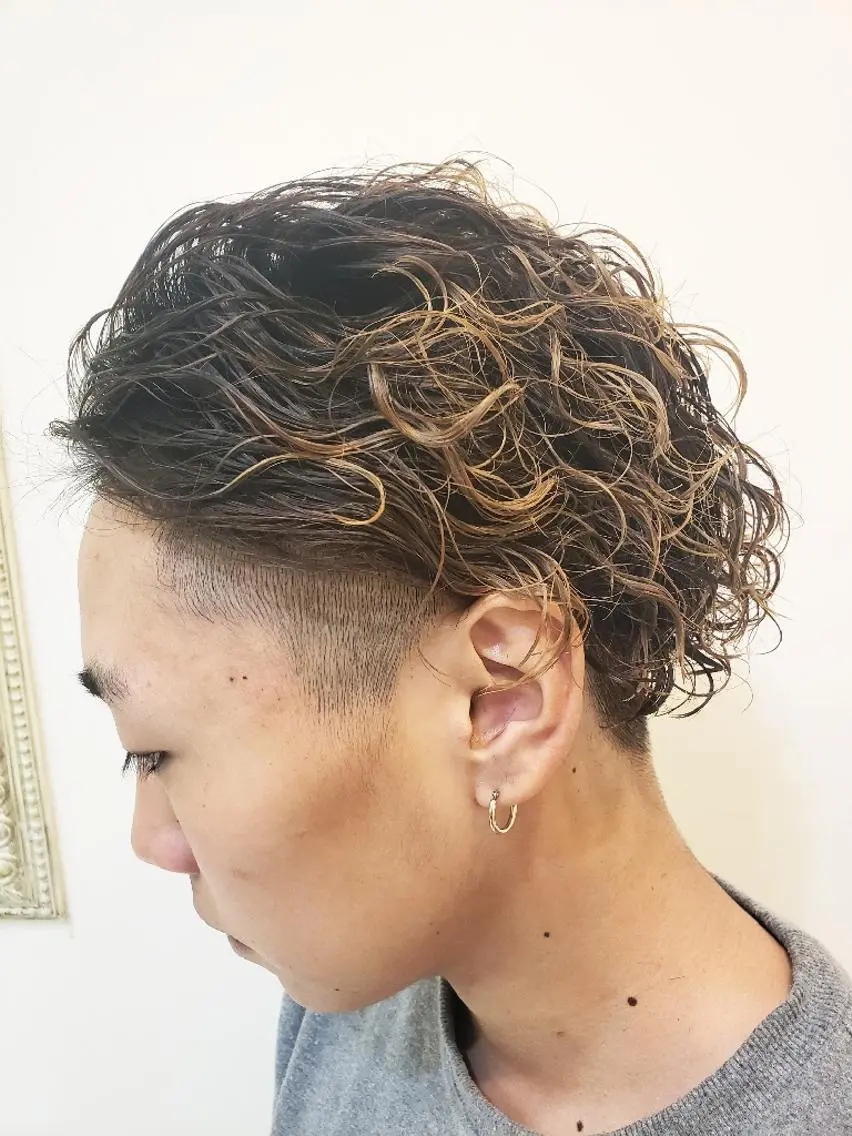 ミディアム メンズ パーマ カラー メンズブリーチ ブリーチ 特殊パーマ 片山恭兵のヘアスタイル