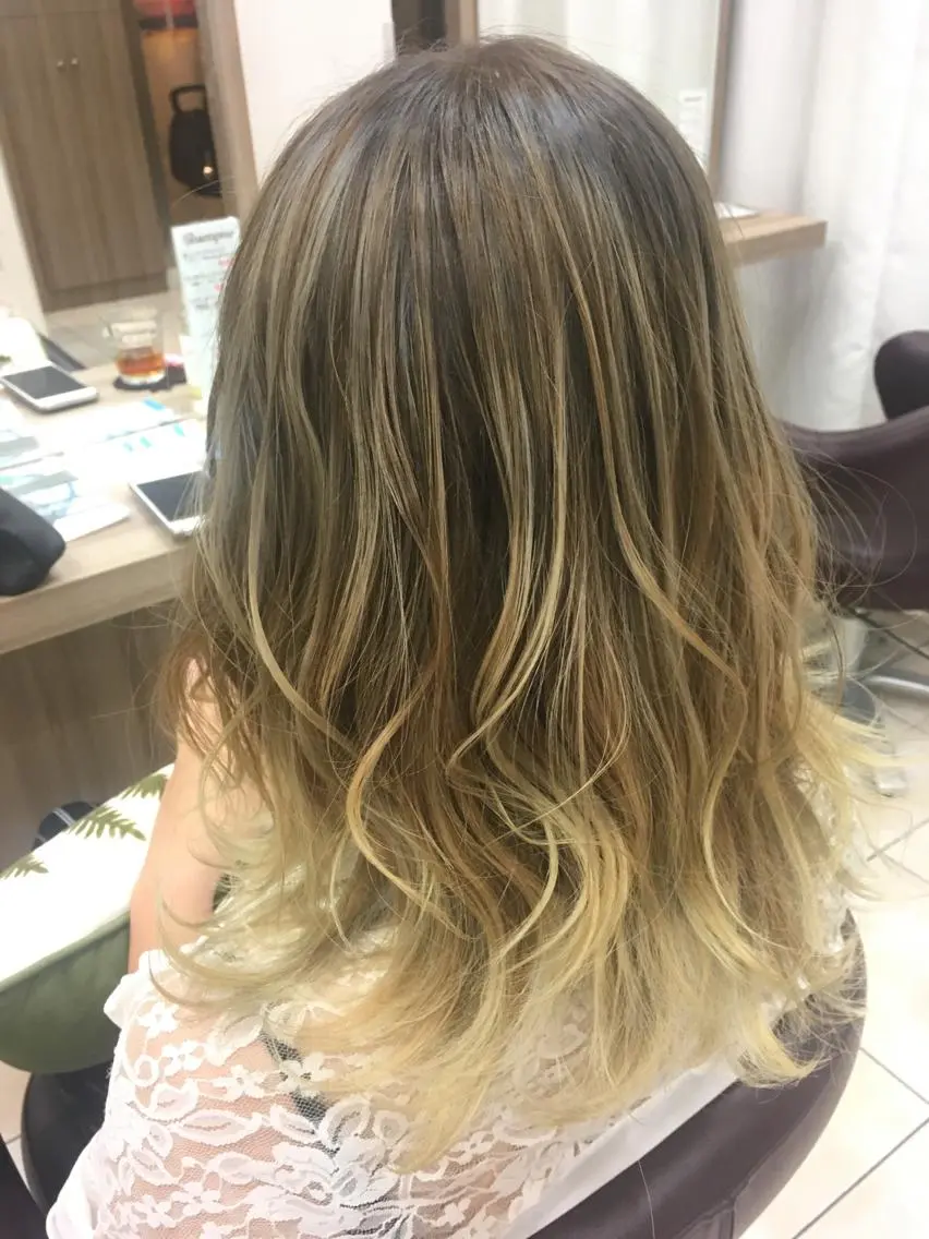 セミロング カラー ブリーチ ケアブリーチ ハイライトカラー ハイライト 小島 仁美のヘアスタイル