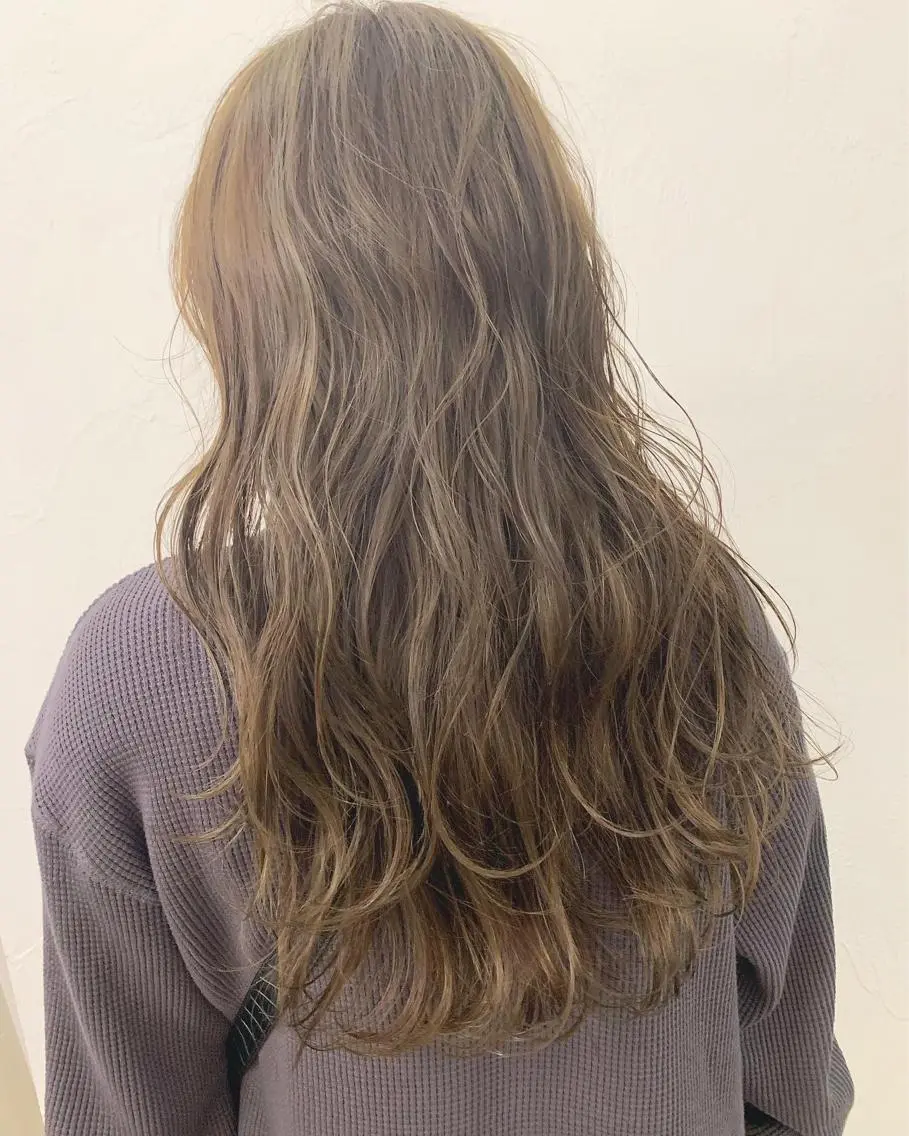 セミロング カラー ネイル ハイトーンボブ 前田 表参道　グレージュのヘアスタイル