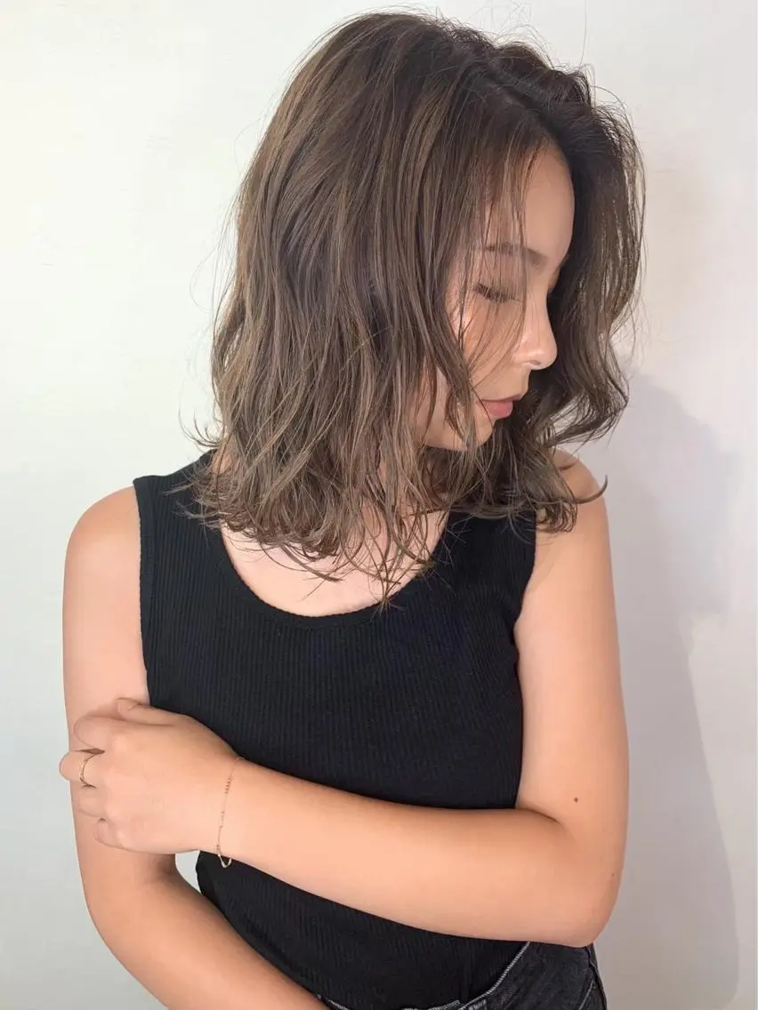 セミロング カラー _WHITE 高槻のヘアスタイル
