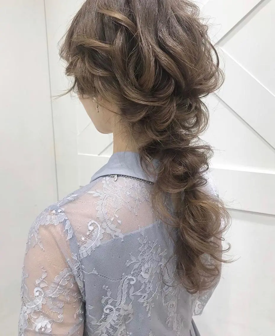 ヘアアレンジ 成人式 着物ヘア あやかショート 白髪ぼかしのヘアスタイル