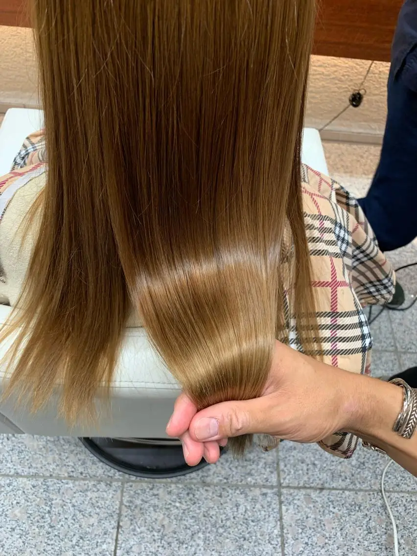 ロング 伊藤 桃のヘアスタイル