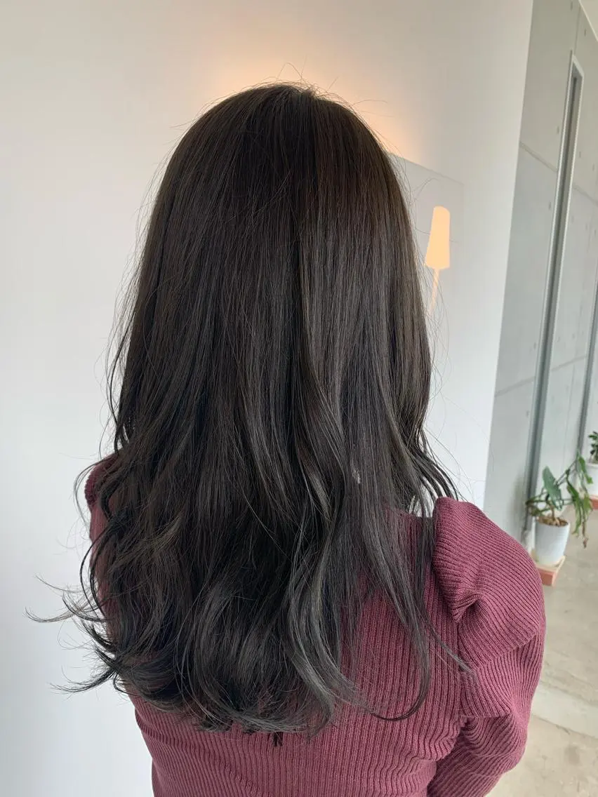 ミディアム アッシュ おせ ちさとのヘアスタイル