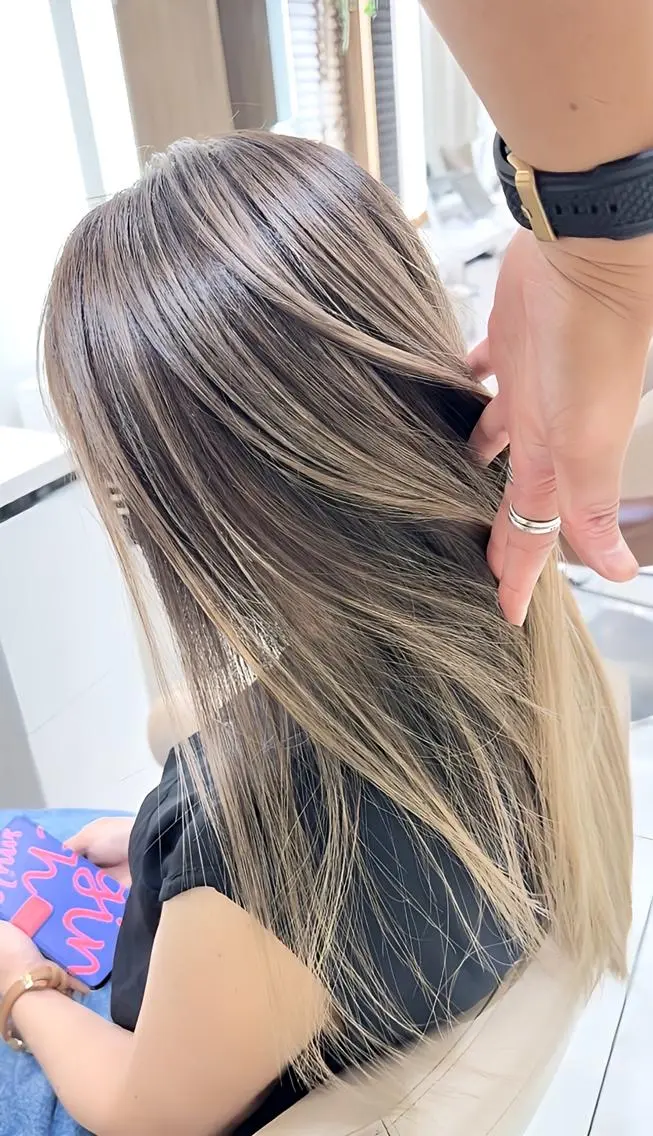 ロング カラー バレイヤージュ ハイライトカラー ハイライト レイヤーカット ヘアカラー ASH大宮/ブリーチ 髪質改善/カラーのヘアスタイル