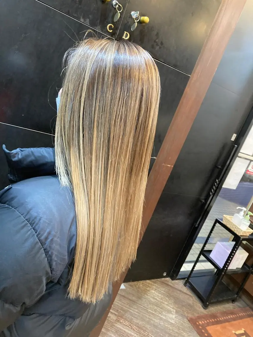 セミロング カラー バレイヤージュ ベージュカラー ミルクティーベージュ レイヤーカット カット ヘアカラー トリートメント SHAFT Ieiriのヘアスタイル