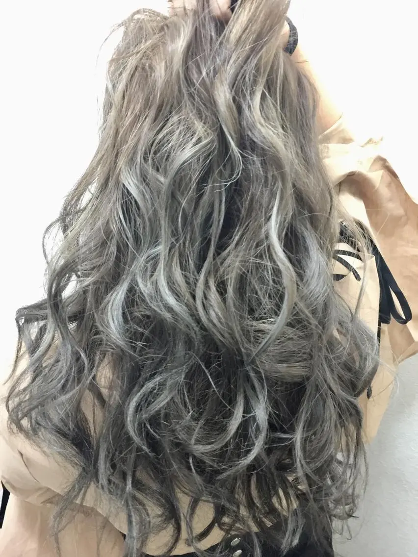 ロング カラー ハイライトカラー シルバー ホワイトシルバー ハイライト 美髪・艶髪特化美容師 RYOJIのヘアスタイル