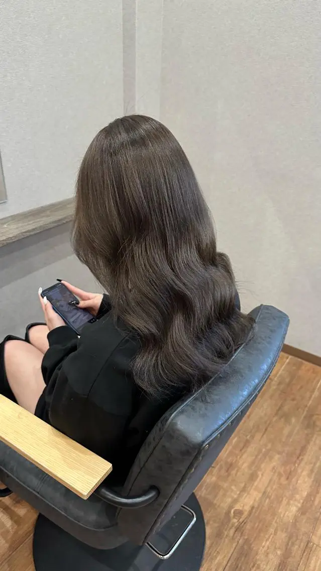 ロング カラー グレージュ ヘアカラー トリートメント 鵜飼 真伍のヘアスタイル