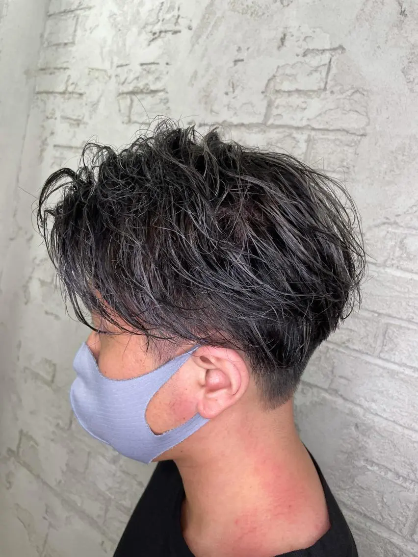 ショート カラー メンズ メンズハイライト メンズパーマ ハイライトカラー ハイライト ブリーチ特化 ハイトーンRYOYAのヘアスタイル