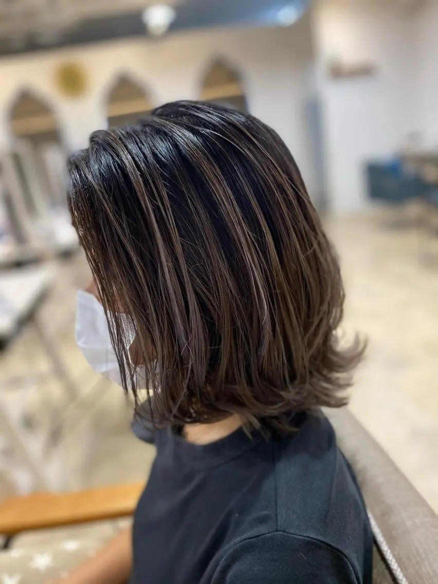 ミディアム カラー バレイヤージュ レイヤーカット ヘアカラー トリートメント 饒平名 知也のヘアスタイル