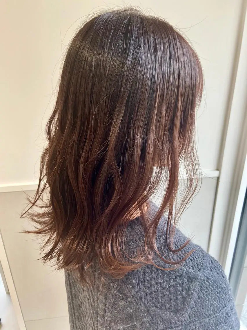セミロング カラー ブラウンカラー ピンクカラー レッドカラー レッドブラウン カット ヘアカラー トリートメント 小栗 麻衣のヘアスタイル