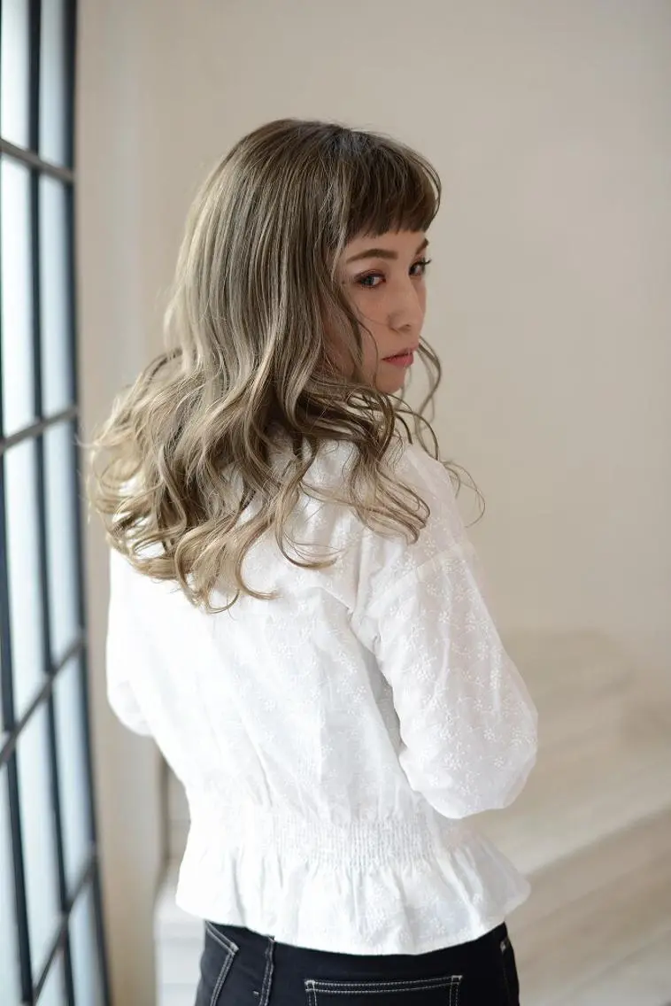 ミディアム カラー ブリーチ 透明感カラー グレージュ 髪質改善美容師 中村 一のヘアスタイル