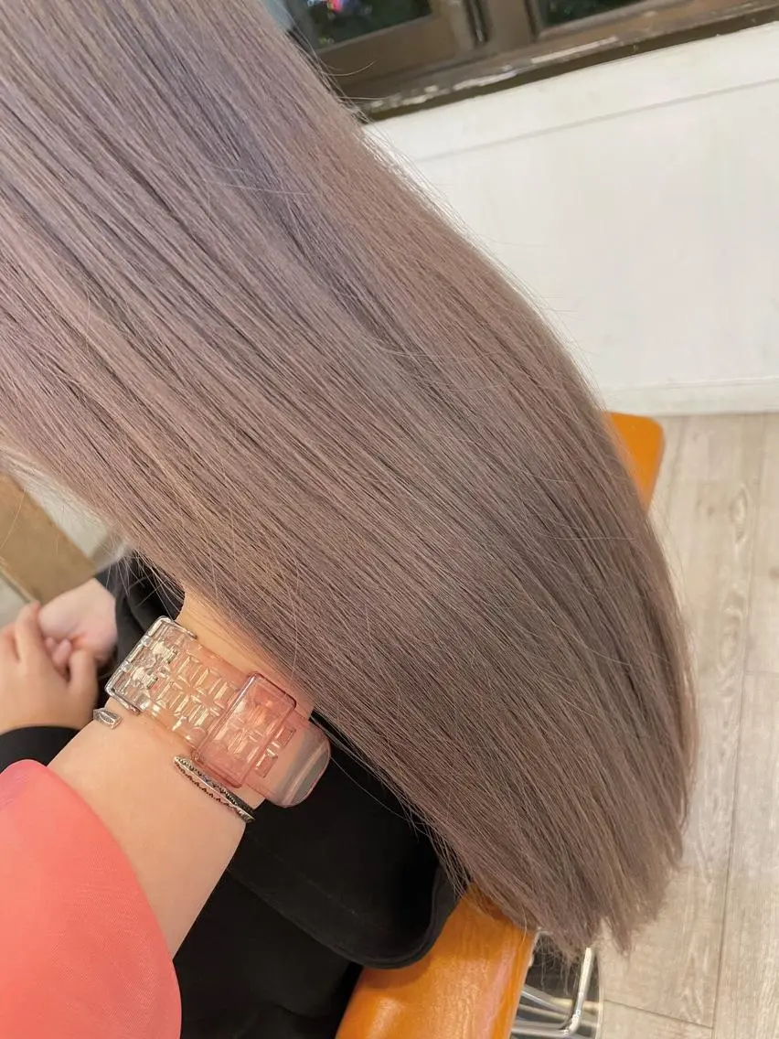 ロング カラー パーマ ヘアアレンジ ロングレイヤー アッシュ アッシュブラック ベージュカラー 黒髪 newi saLyu ネウィ サリューのヘアスタイル