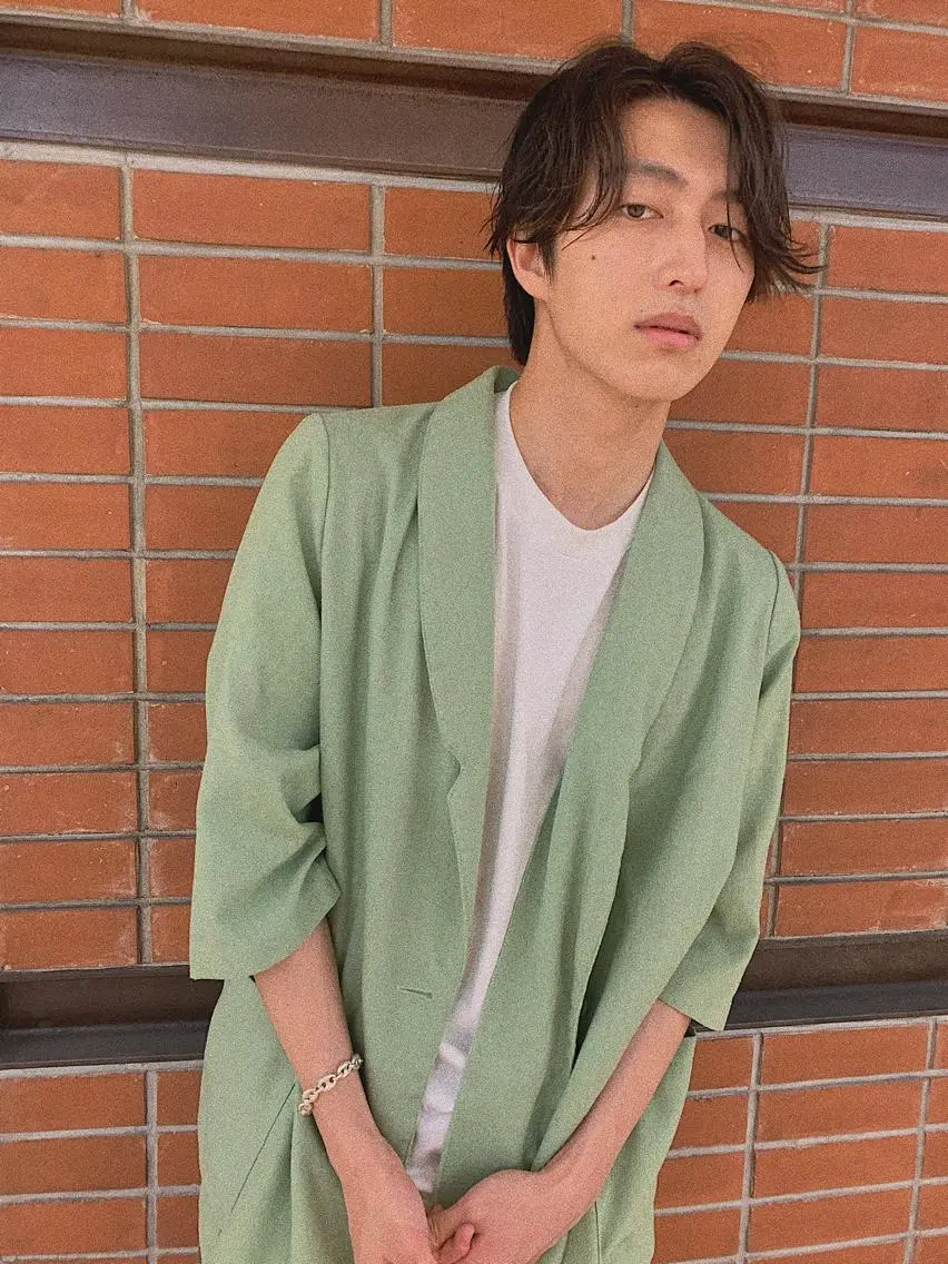 ミディアム パーマ メンズ センターパート 三矢 ちなつのヘアスタイル