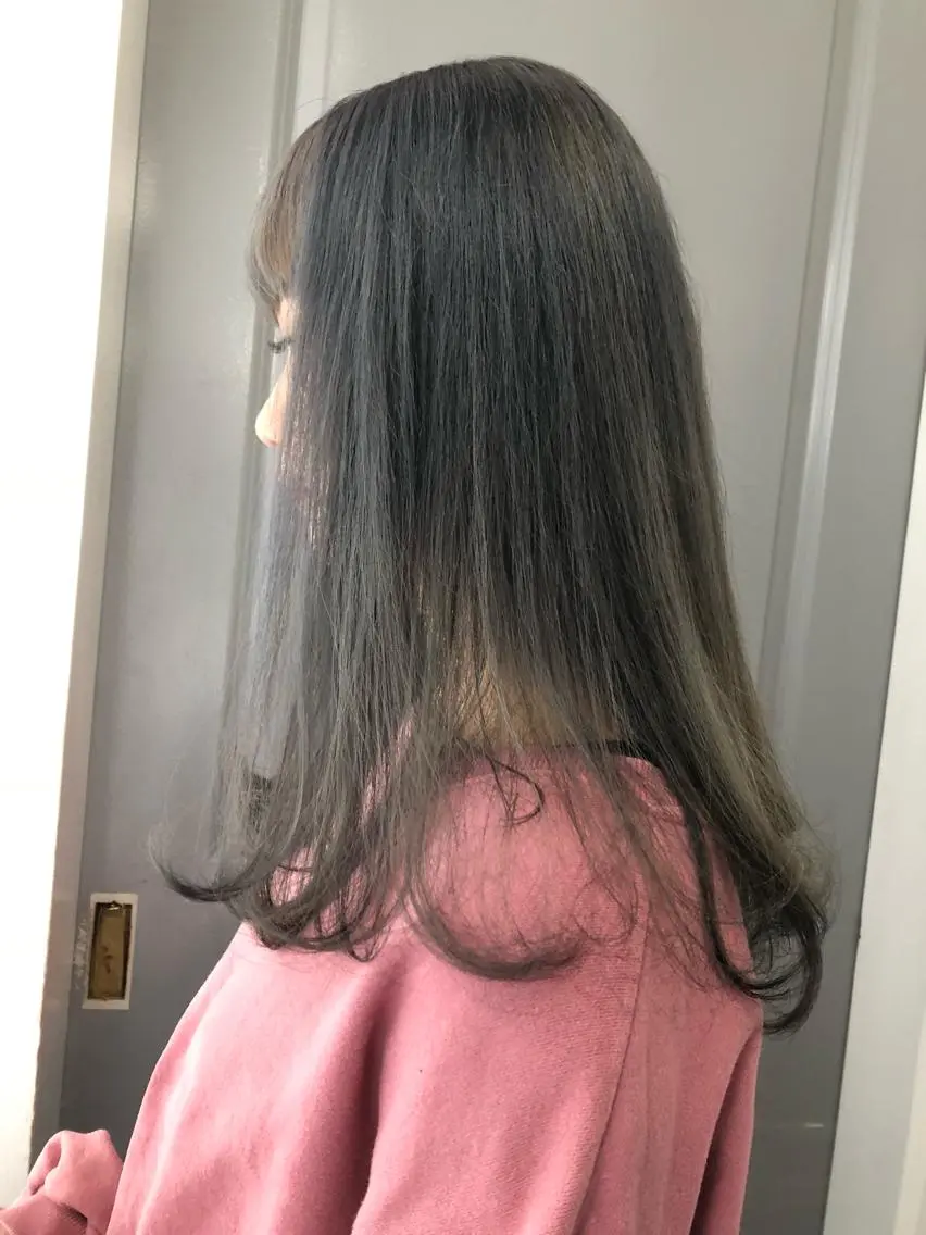 ロング カラー アッシュ アッシュグレー ブリーチ ケアブリーチ グレージュ Pia ツボイ ケイタのヘアスタイル