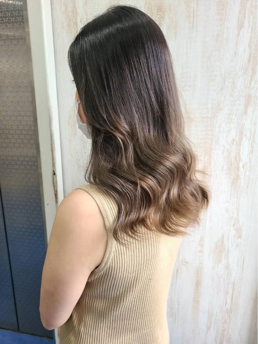 カラー white.梅田 デザインカラー🦄のヘアスタイル