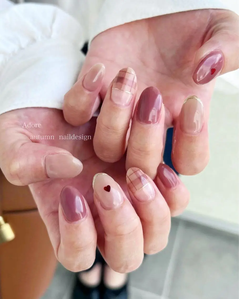 ネイル ブラウン フレンチネイル ハート ピンク シンプルネイル ハンドネイル Nail Adore.のネイルデザイン