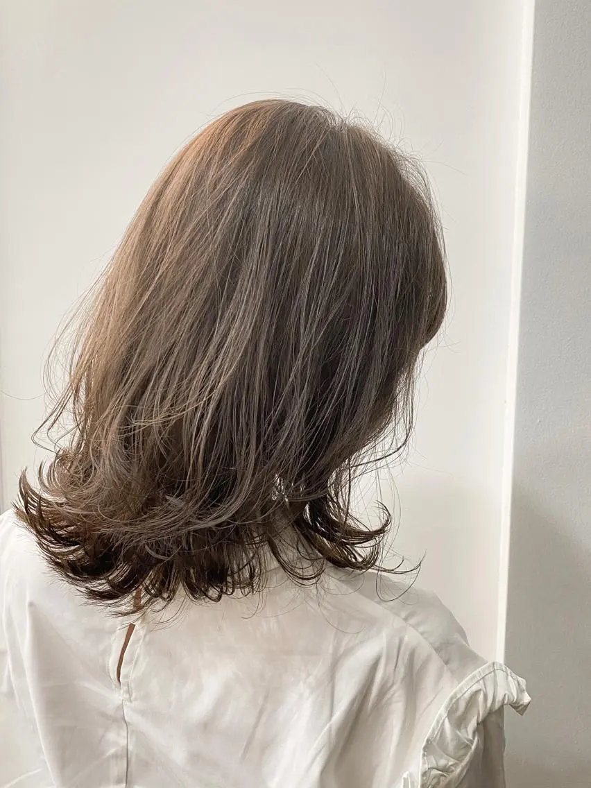 ミディアム カラー グレージュ ミルクティーグレージュ レイヤーカット カット ヘアカラー トリートメント アンニュイレイヤー/ 火ノ見🪡のヘアスタイル