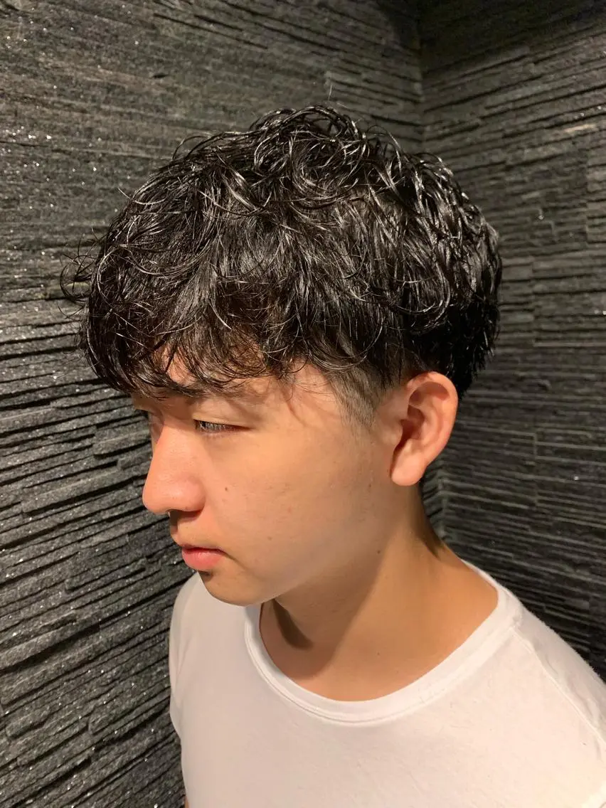 ミディアム パーマ メンズ ツーブロック 刈り上げ 石川 裕大のヘアスタイル