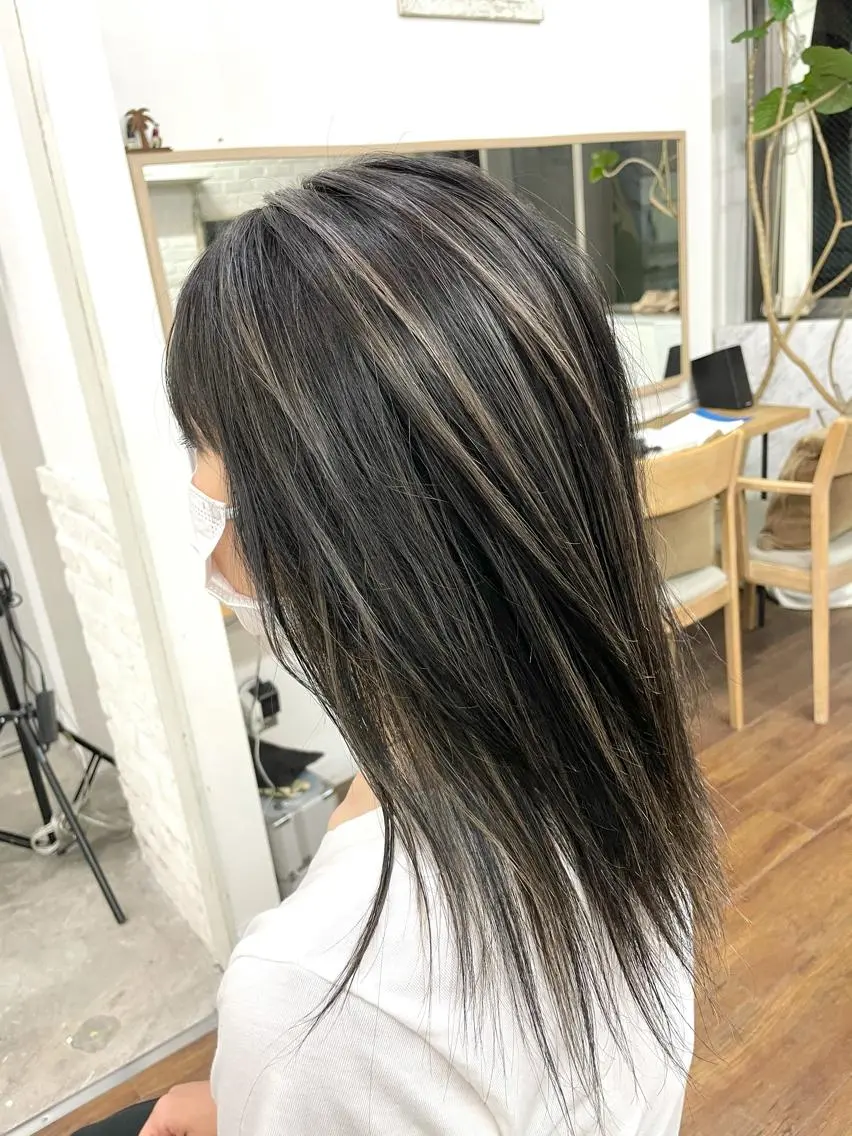 ミディアム 白いハイライト🤍 タナカリョウスケのヘアスタイル