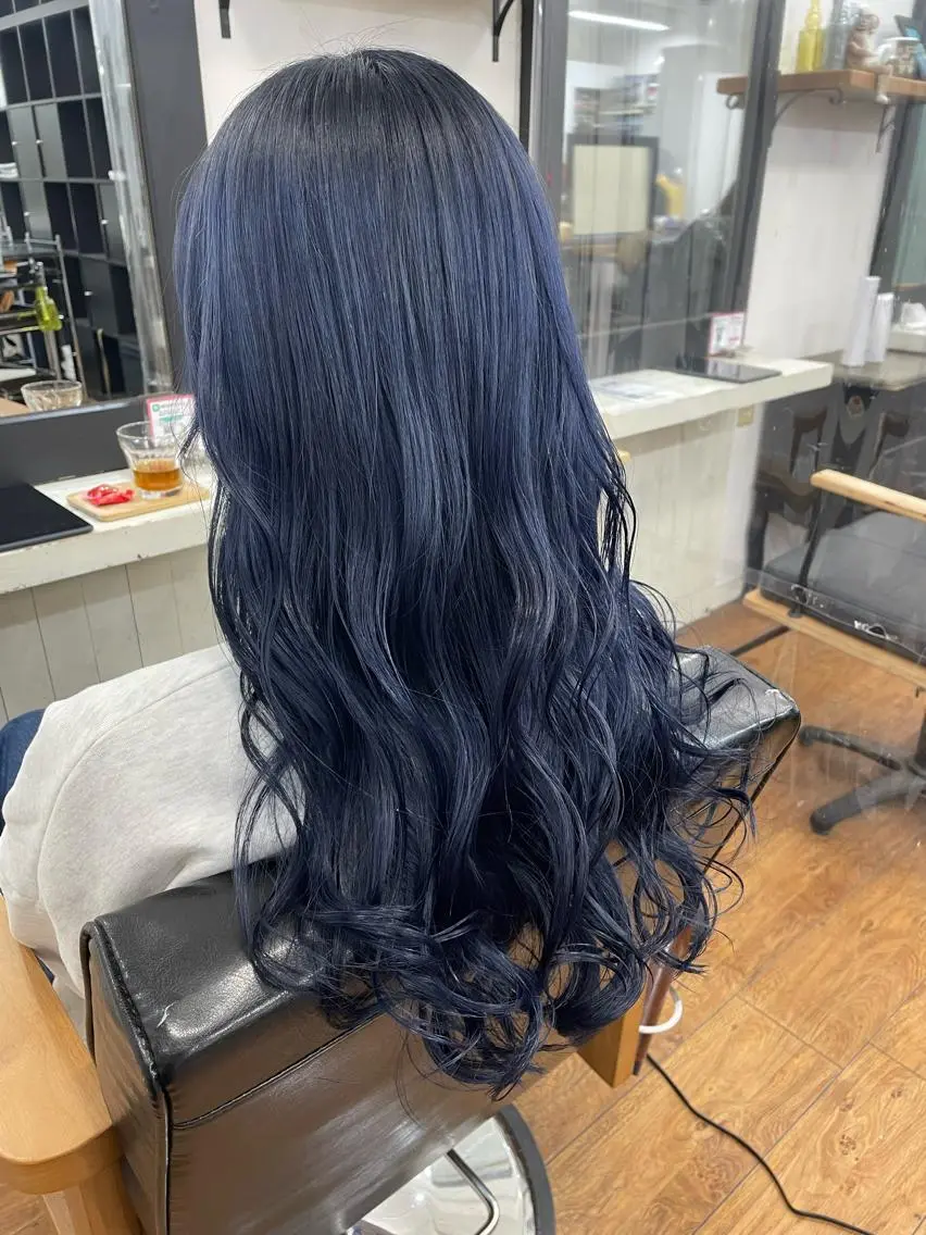 ロング カラー ブリーチ ネイビーカラー 青木 優歩のヘアスタイル