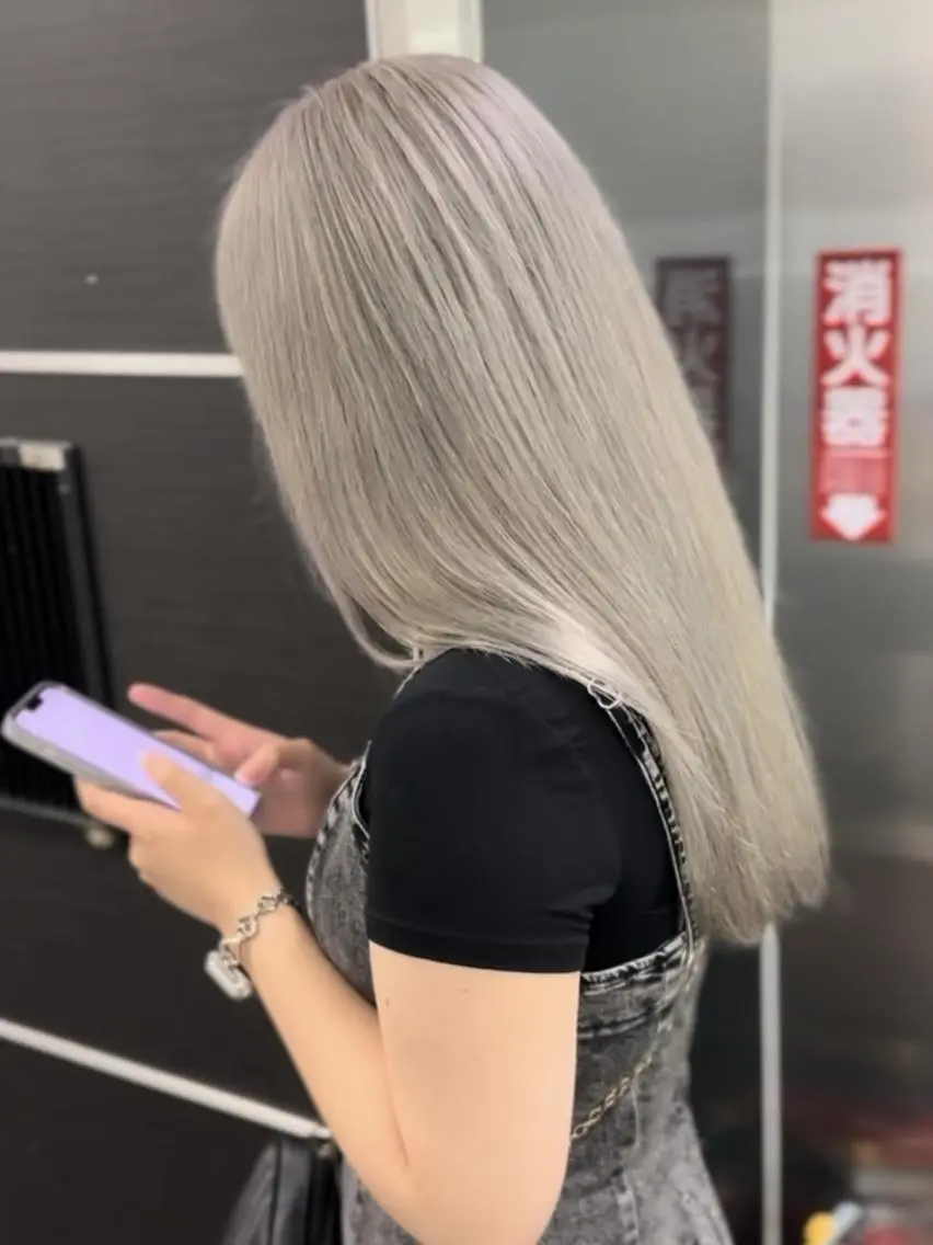 ロング カラー シルバー ロング デザイン×ダブルカラ ーHarusa🎀のヘアスタイル