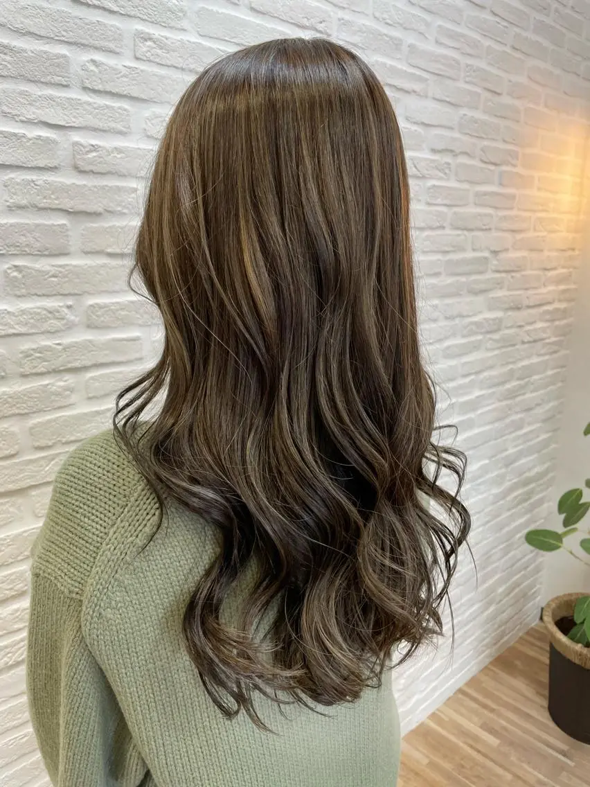 カラー ベージュカラー ハイライトカラー 新谷 玲日のヘアスタイル
