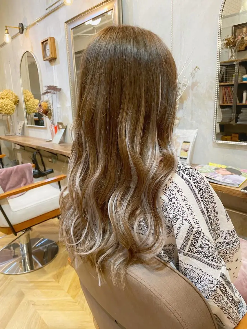 ロング カラー シールエクステ アッシュ ミストバング ベージュカラー ブリーチ カット ヘアカラー エクステ エクステ指名No.1 【店長】橘田のヘアスタイル