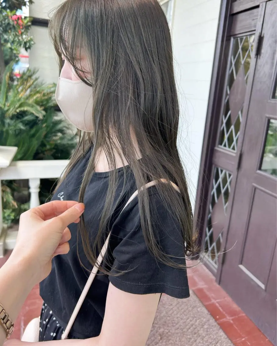 ロング カラー ベージュカラー ブリーチ ブリーチなしカラー オリーブベージュ カット ヘアカラー トリートメント 江原 彩華のヘアスタイル
