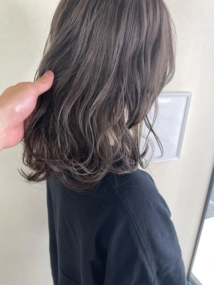 ミディアム カラー ブリーチ グレージュ ハイライトカラー✨ グレージュ✨鎌倉光洋のヘアスタイル