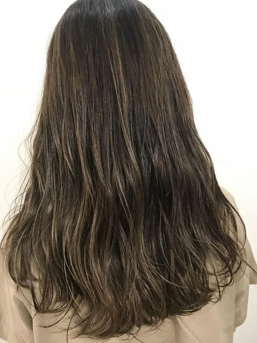 ミディアム カラー ヘアカラー トリートメント レイヤーカット 西村あきやのヘアスタイル