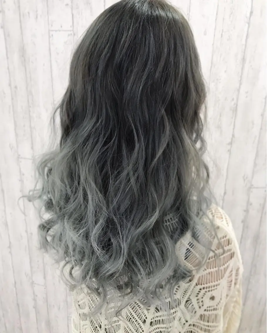 セミロング カラー バレイヤージュ シルバー レイヤーカット kazufumi ..のヘアスタイル