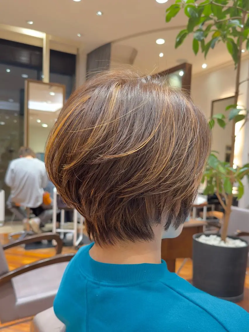 ショート カラー ハイライトカラー 3Dハイライト くびれヘア ハイライト ショートヘア レイヤー/グレージュ メンズパーマのヘアスタイル