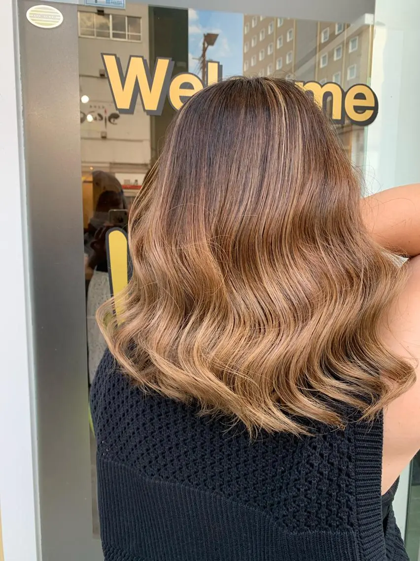 セミロング カラー パーマ ヘアアレンジ メンズ キッズ ネイル マツエク・マツパ アイブロウ メンズブリーチ メンズハイライト ブリーチ ハイライトカラー ハイライト 🤍韓国風レイヤー/ 艶髪🤍鳥越美羽のヘアスタイル