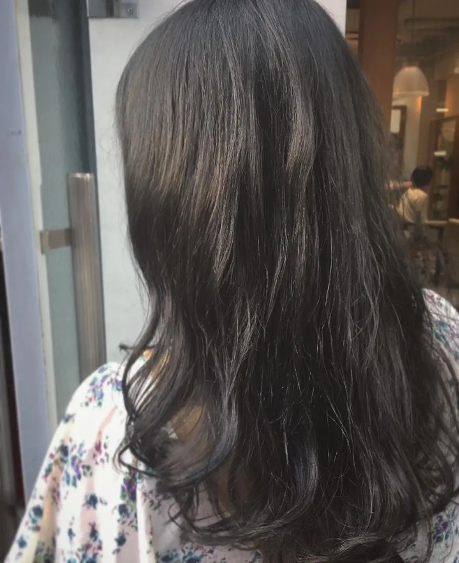 ロング カラー ブルーカラー ブルージュ 安永 涼のヘアスタイル