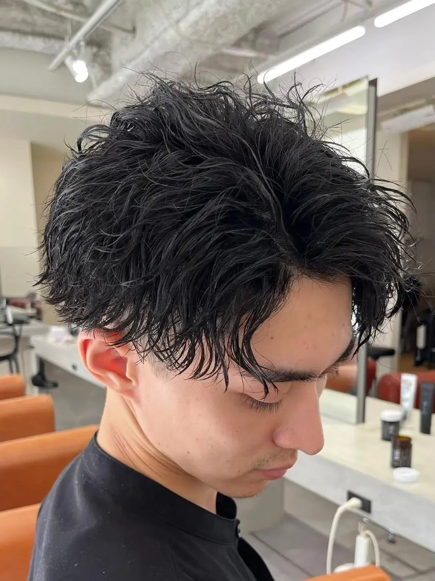 メンズ パーマ センターパート フェザーパーマ メンズパーマ ニュアンスパーマ FOCUSJAPAN MENS SALONのヘアスタイル