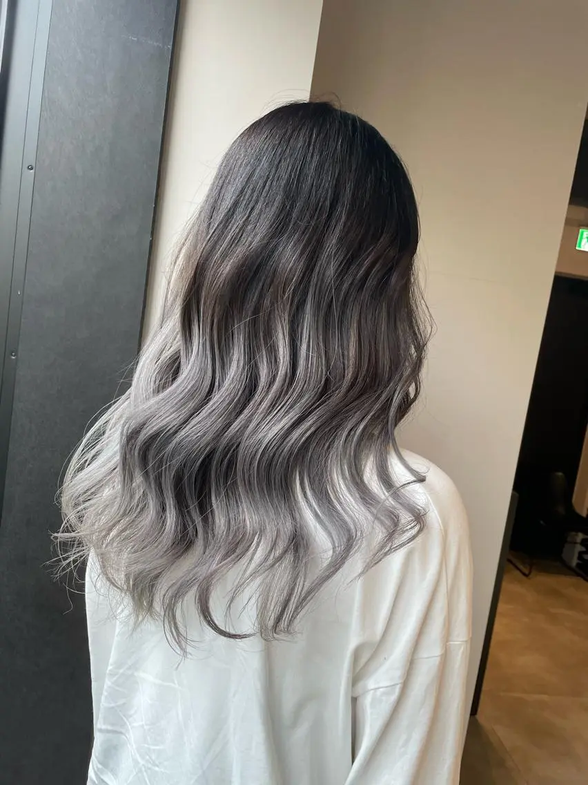 ミディアム カラー グラデーションカラー ブリーチ👩‍🦳/ ‪✂︎MANAMIのヘアスタイル
