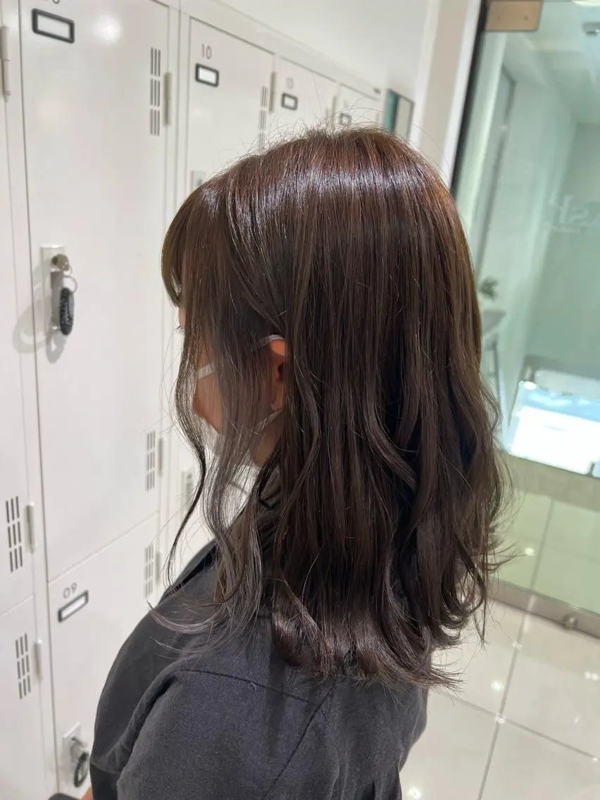 ミディアム カラー ベージュカラー ブリーチ 透明感カラー イヤリングカラー グレージュ ヘアカラー トリートメント 【暖色カラー特化】 中山由梨のヘアスタイル