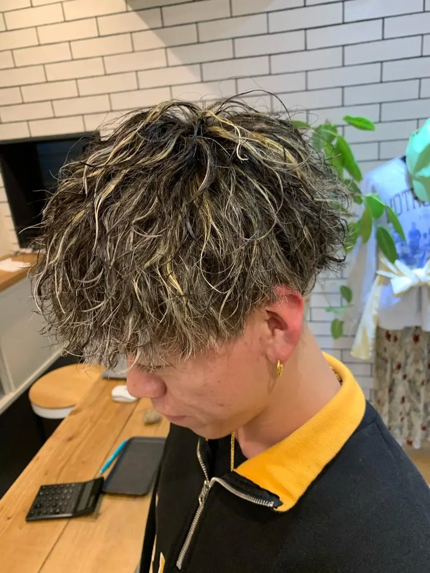 ミディアム パーマ メンズ メンズハイライト 波巻きパーマ ハイライト 【豊橋】似合せカット SHEEFTタイガのヘアスタイル