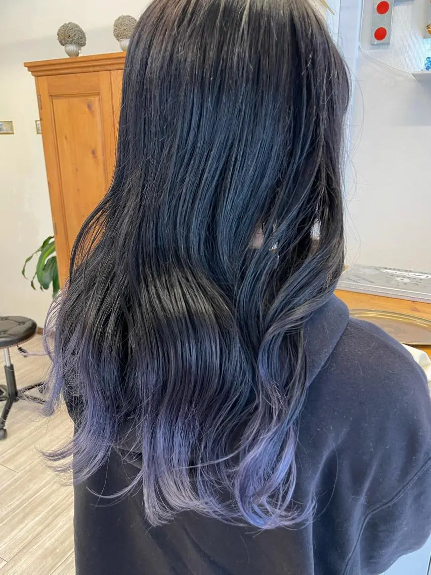 セミロング カラー ブリーチ グラデーションカラー インナーカラー 推し ブリーチ 髪質改善のヘアスタイル