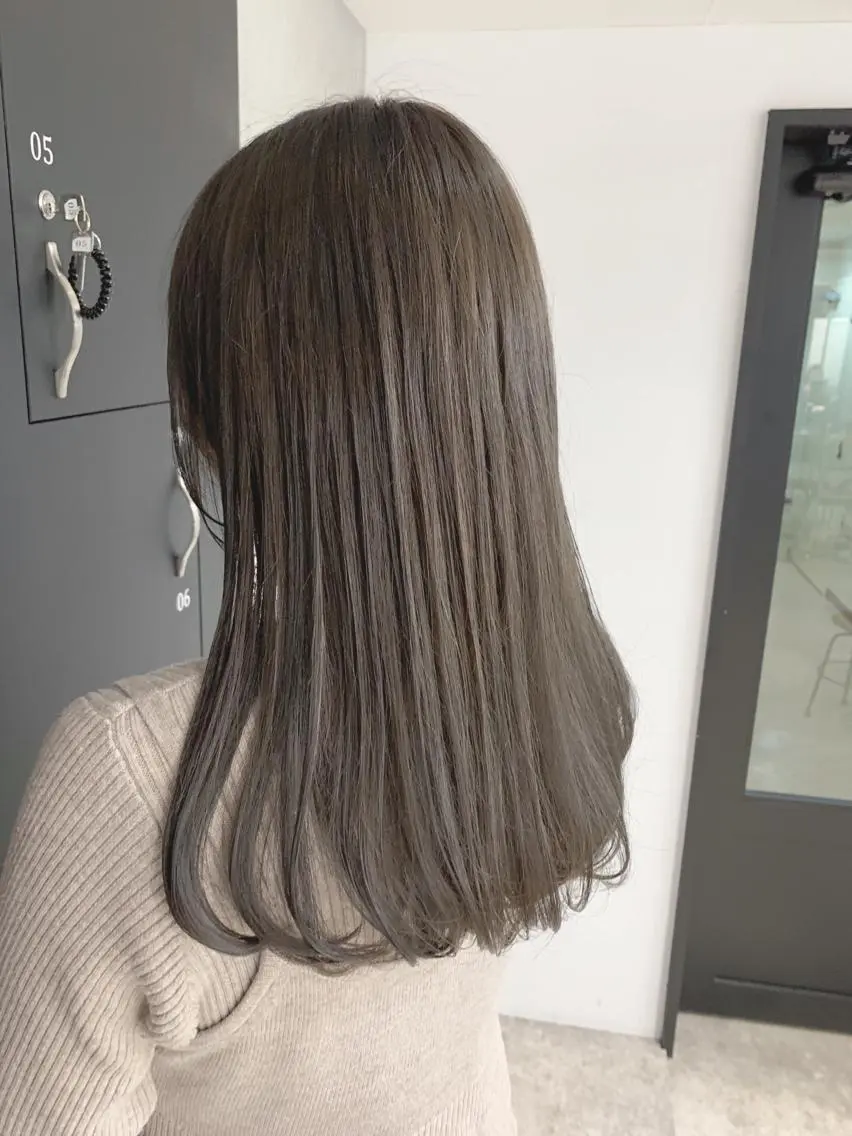 セミロング カラー アディクシーカラー アッシュ アッシュグレー バレイヤージュ ベージュカラー 前髪顔周りカット 沼田 拓斗のヘアスタイル