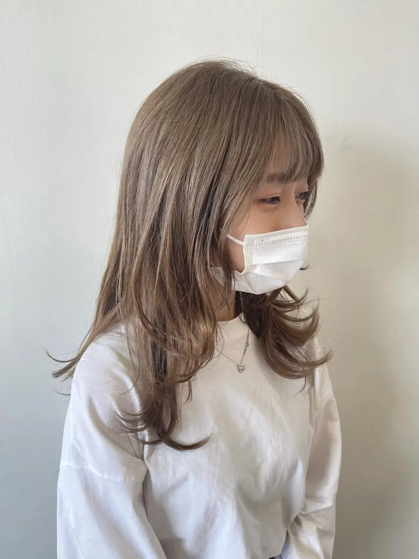 セミロング カラー ヘアアレンジ ベージュカラー ブリーチ 間水 和樹のヘアスタイル