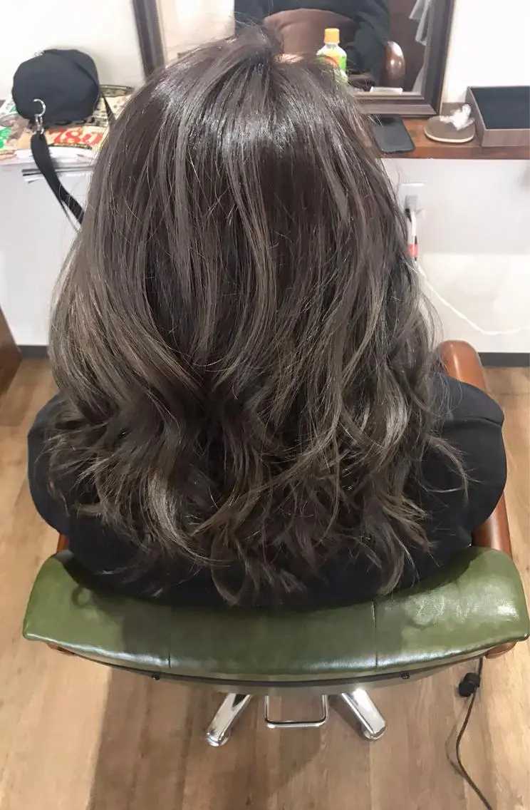 ミディアム カラー バレイヤージュ グレージュ レイヤーカット カット ヘアカラー トリートメント Rug Relief 吉田のヘアスタイル