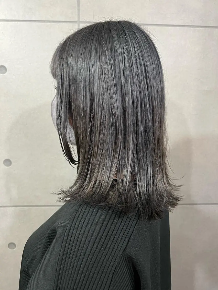 ミディアム カラー ヘアアレンジ ブリーチ シルバー 暗髪カラー🫐パーマ おくだりんかのヘアスタイル