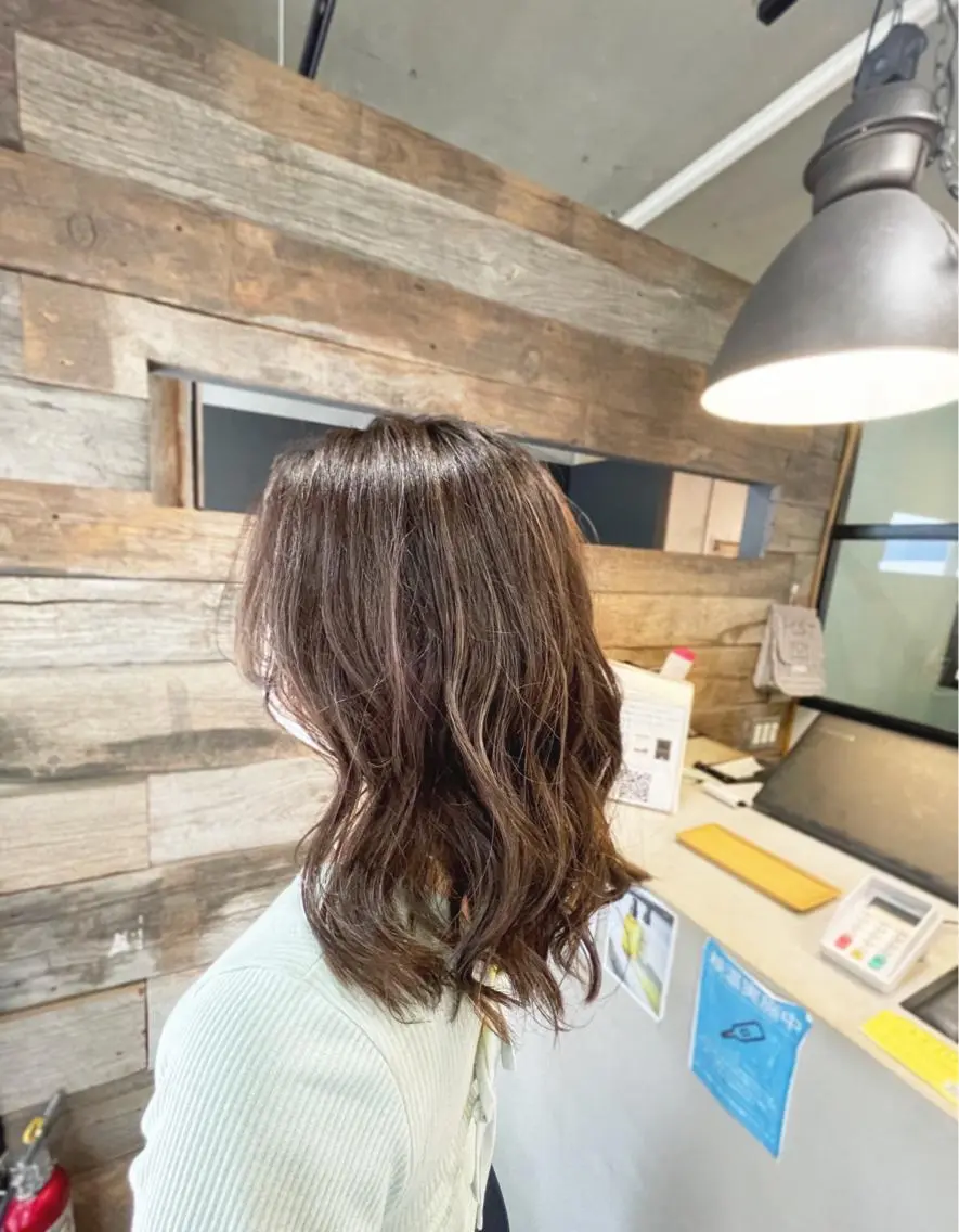 セミロング ハイライト andKおもろまち店 艶ダブルカラー✨のヘアスタイル