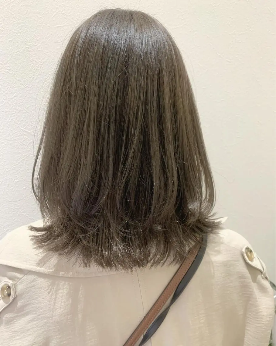 ミディアム カラー アッシュ アッシュグレー ブリーチ グラデーションカラー hubhair レイヤー/透明感のヘアスタイル