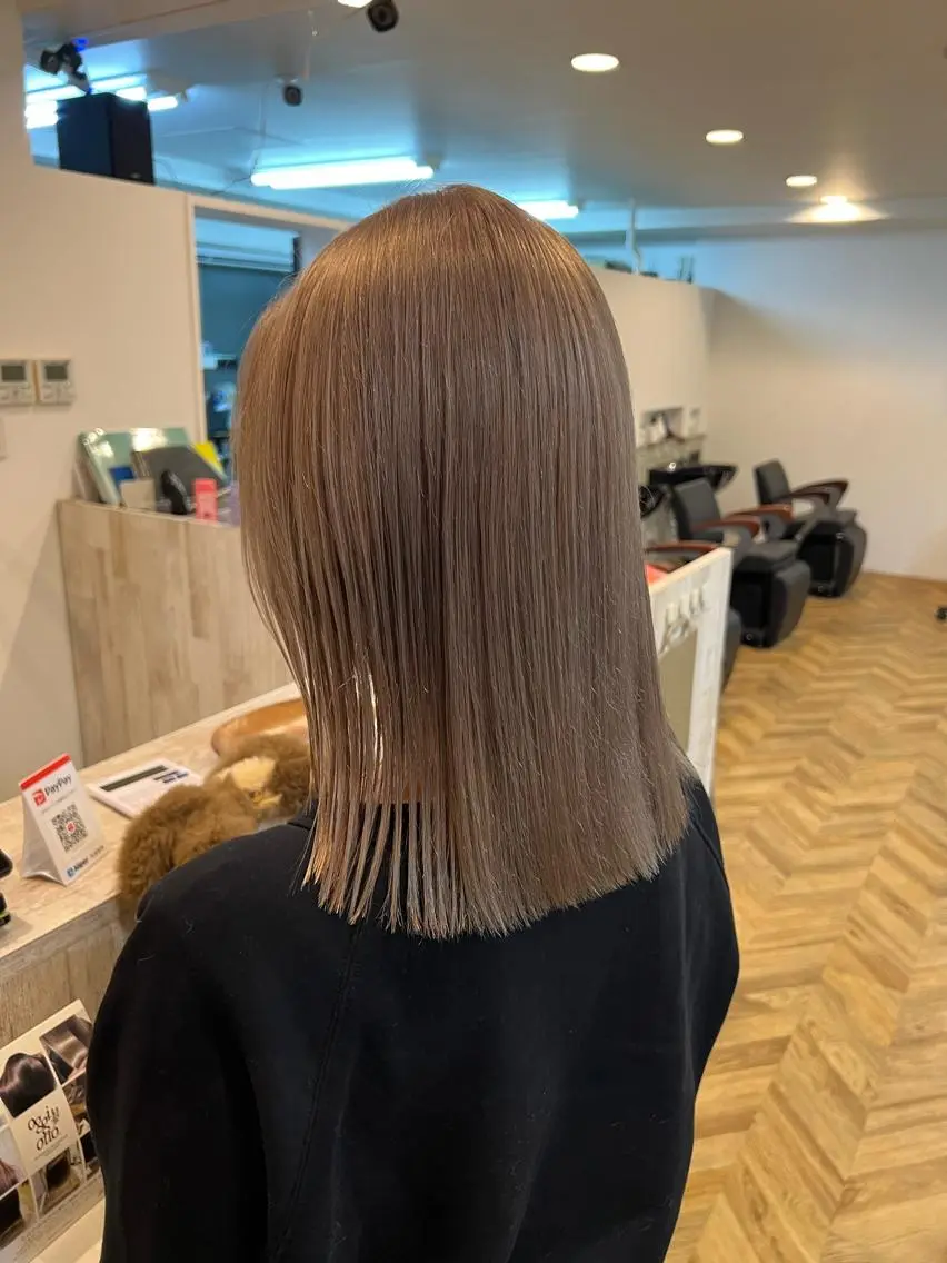 ミディアム カラー グレージュ ヘアカラー トリートメント ブリーチ特化 梅田本多翔のヘアスタイル
