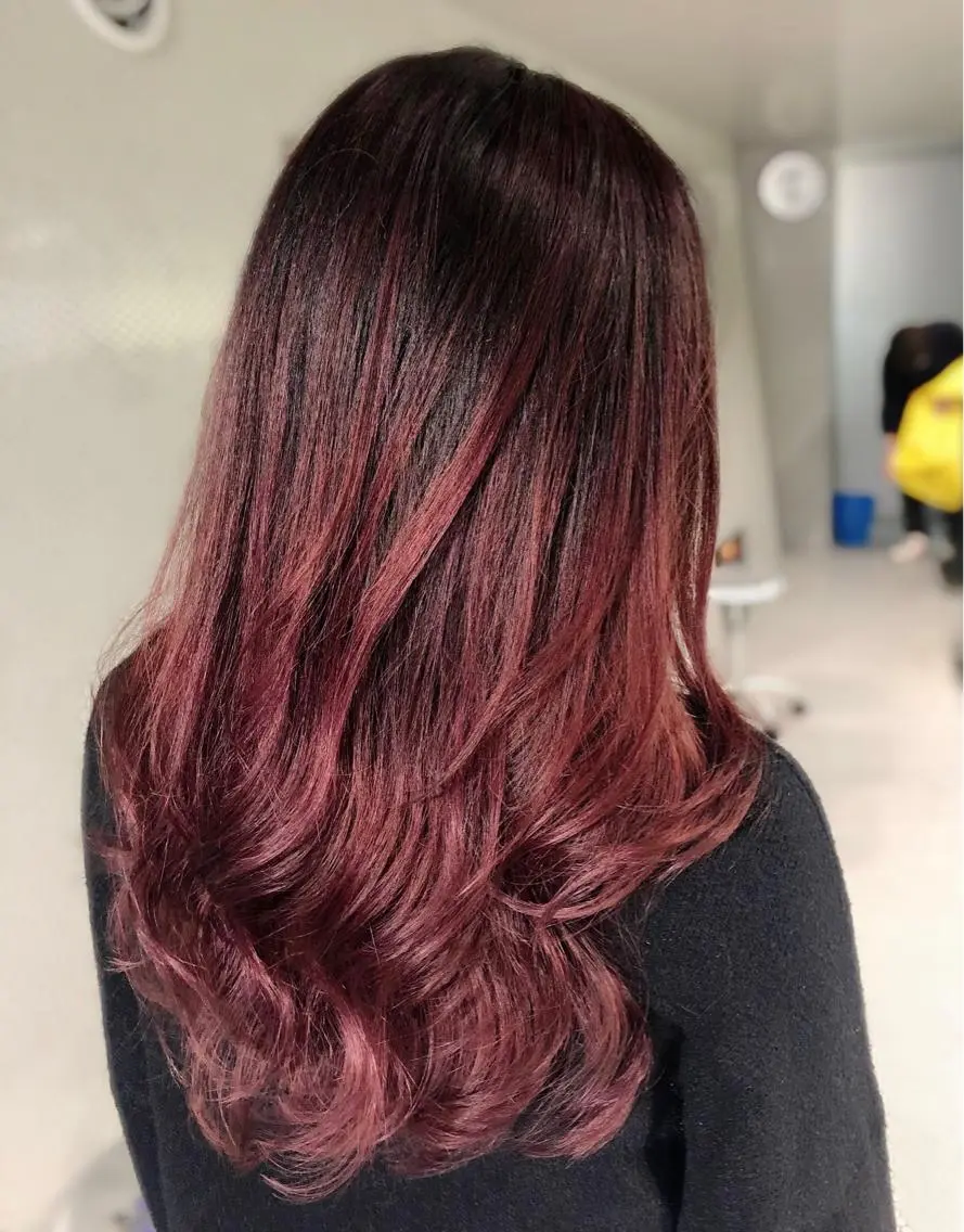 ロング カラー バレイヤージュ ボルドーカラー ハイライトカラー レッドカラー ハイライト 中江 麻友のヘアスタイル