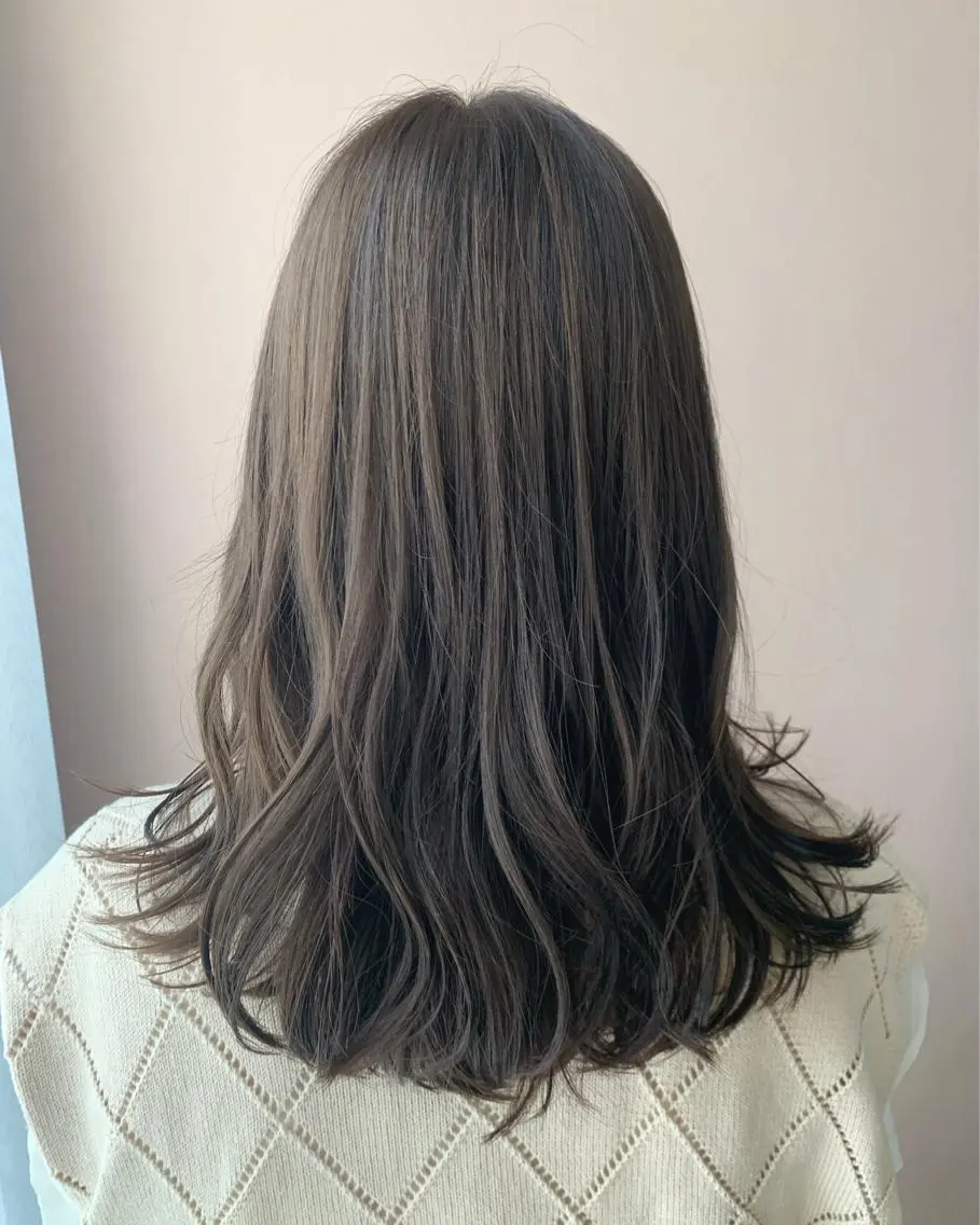 セミロング カラー ブリーチ 透明感カラー グレージュ ブリーチなしカラー hubhair レイヤー/透明感のヘアスタイル